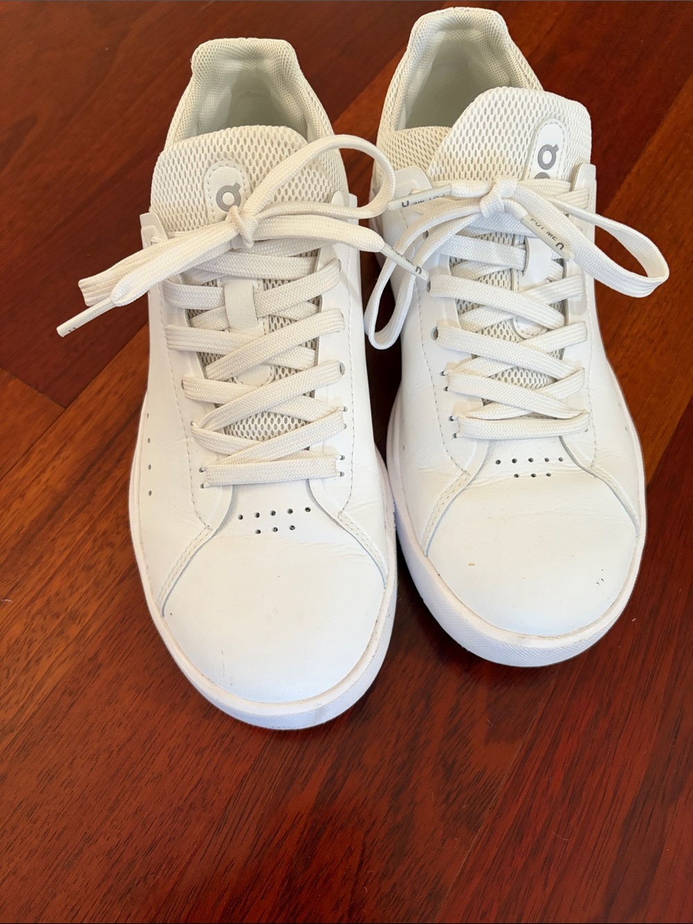 Roger federer On Running White Athletic Sneakers — Interior Logo Visible
